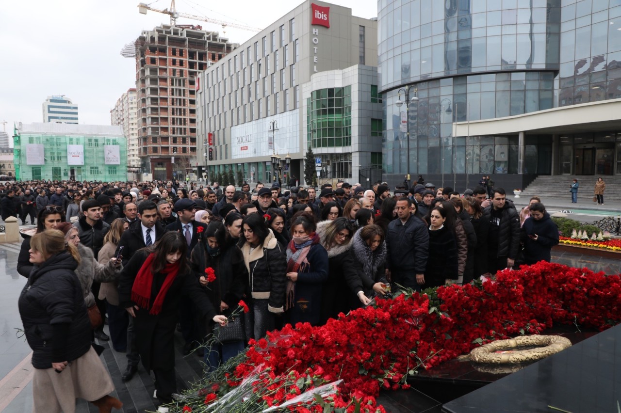 Suraxanı ictimaiyyəti Xocalı soyqırımı abidəsini ziyarət etdi - FOTOLAR